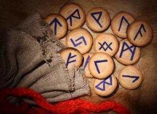 Rowan runes.  Runes at talismans.  Runes na gawa sa kahoy
